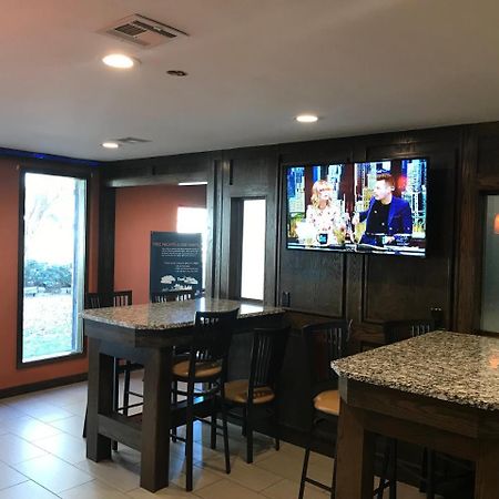 Super 8 By Wyndham Fayetteville Zewnętrze zdjęcie