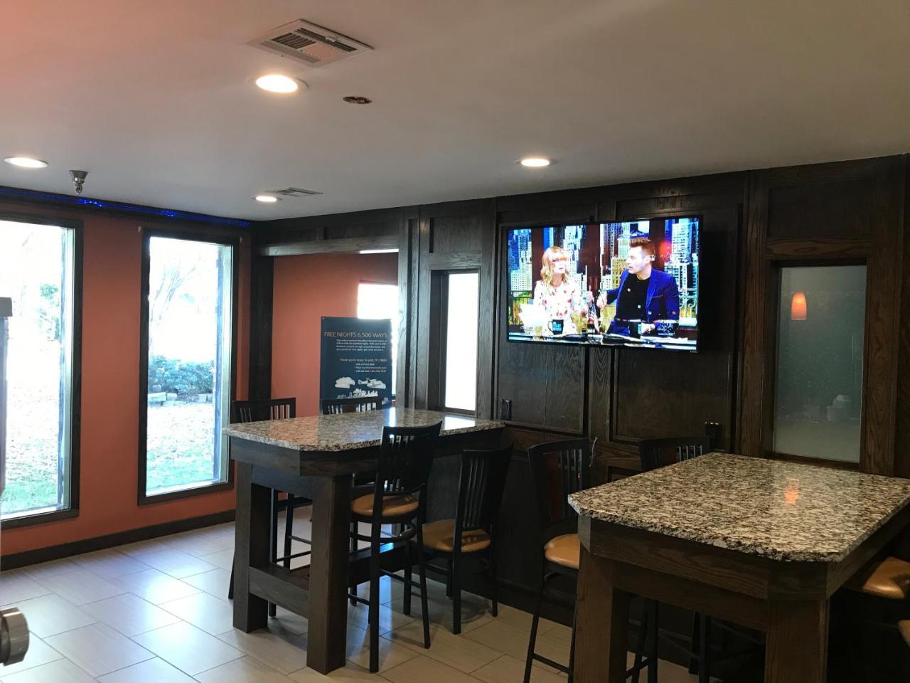 Super 8 By Wyndham Fayetteville Zewnętrze zdjęcie