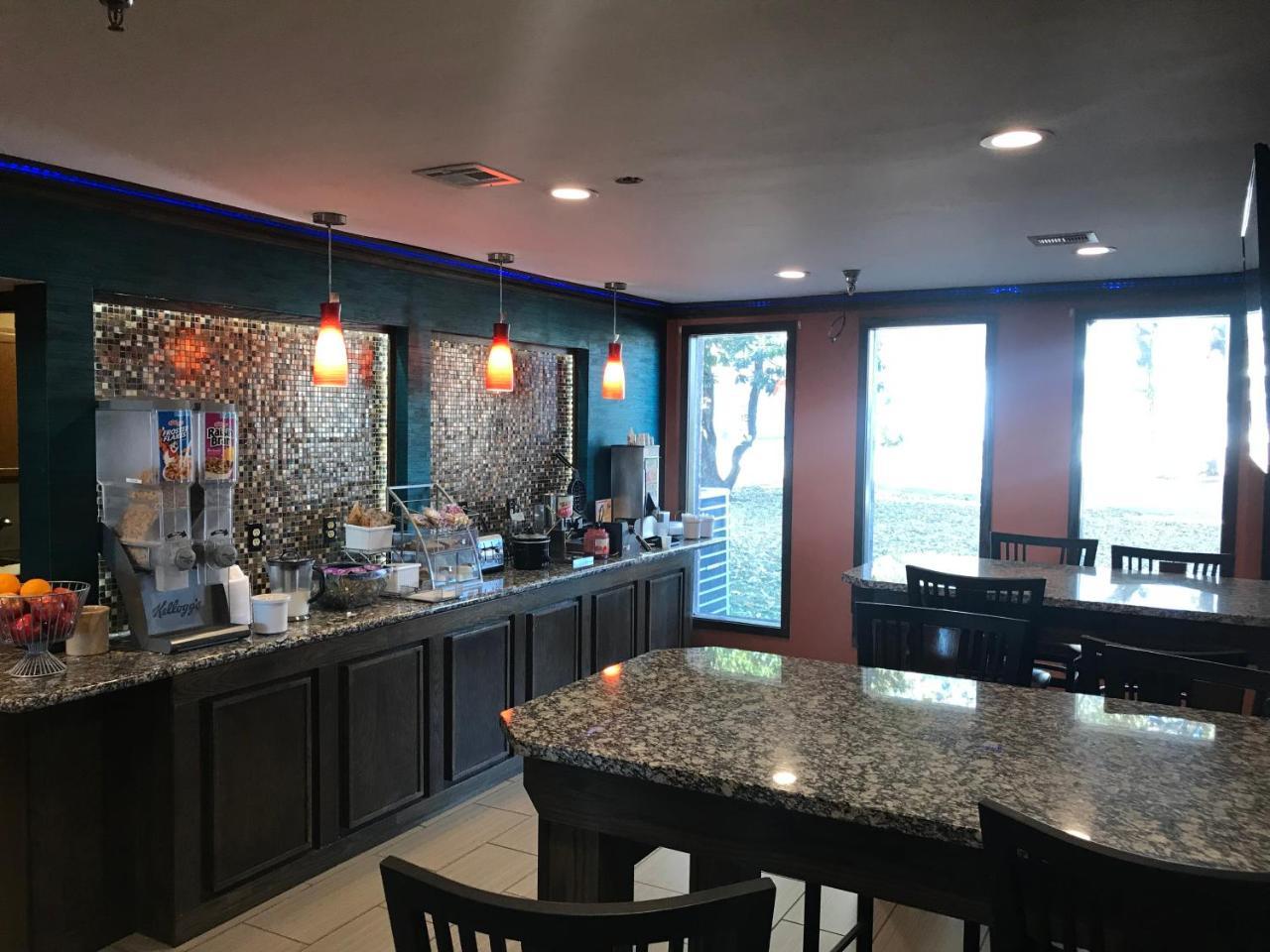 Super 8 By Wyndham Fayetteville Zewnętrze zdjęcie